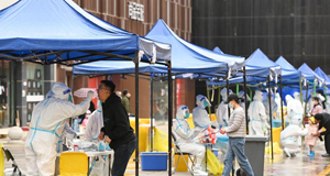 西宁：雨中核酸检测秩序井然