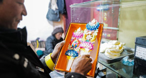 拉萨：酥油花“绽放”迎新年