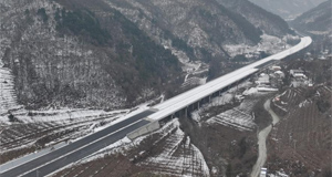 秦岭山间筑路忙