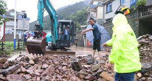 积极应对险情 灾后加紧重建