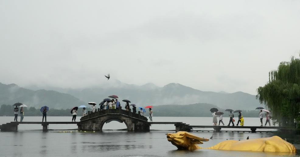 “杭州西湖日” 雨中游西湖