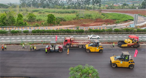 成南高速进入路面施工阶段