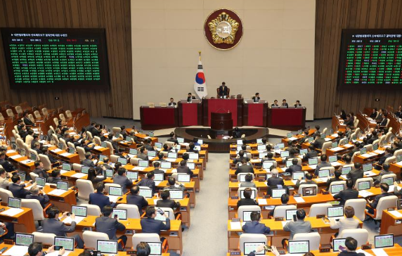 韩国国会通过迅速逮捕总统尹锡悦决议案