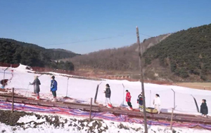 滑雪场开门迎客 燃动冰雪激情