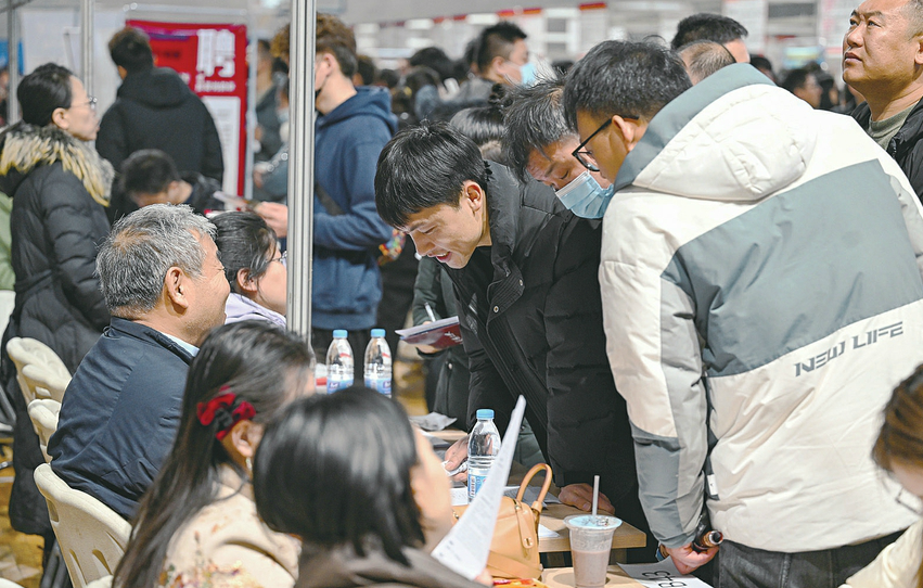 宁夏银川：春季万人招聘促就业