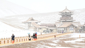 春雪润鸣沙 月泉景如画