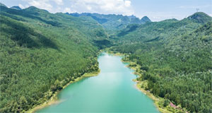 夏日瑶池景如画