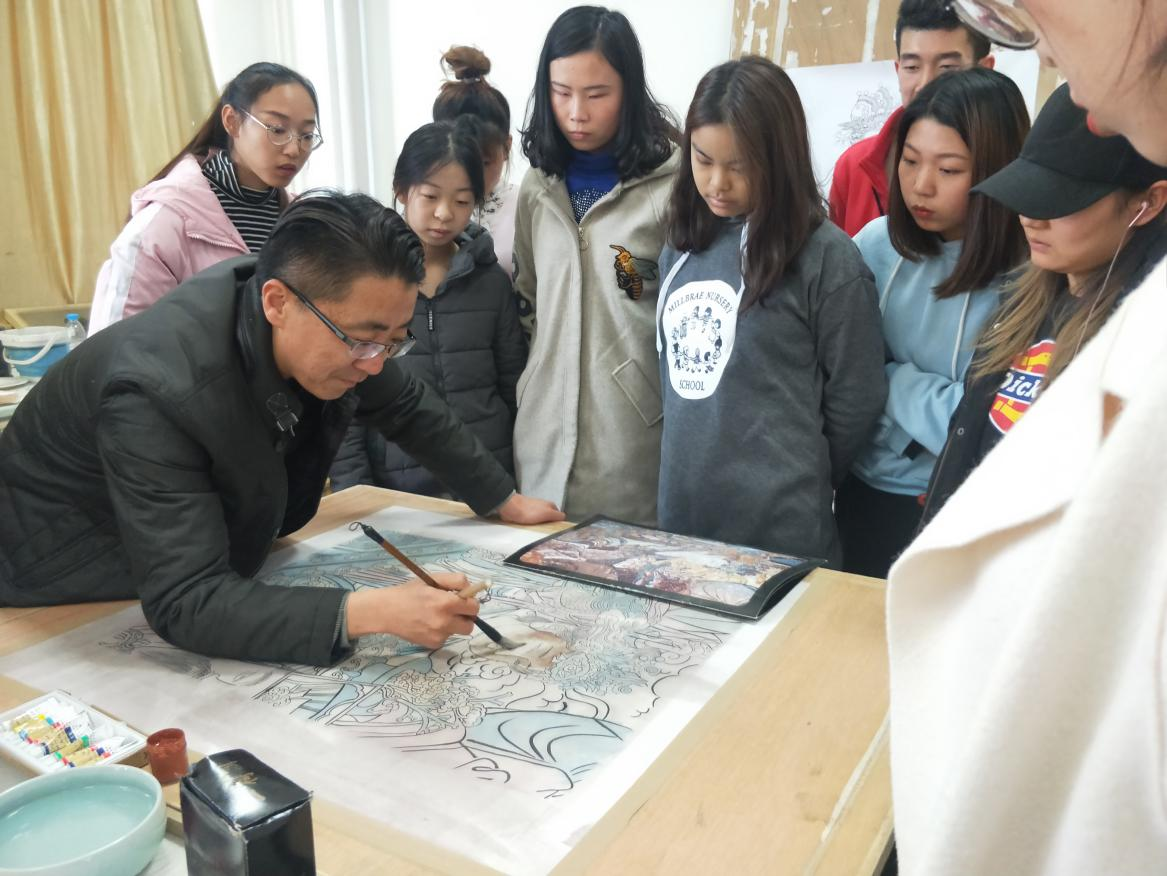 教师为学生演示壁画制作技法 配图3