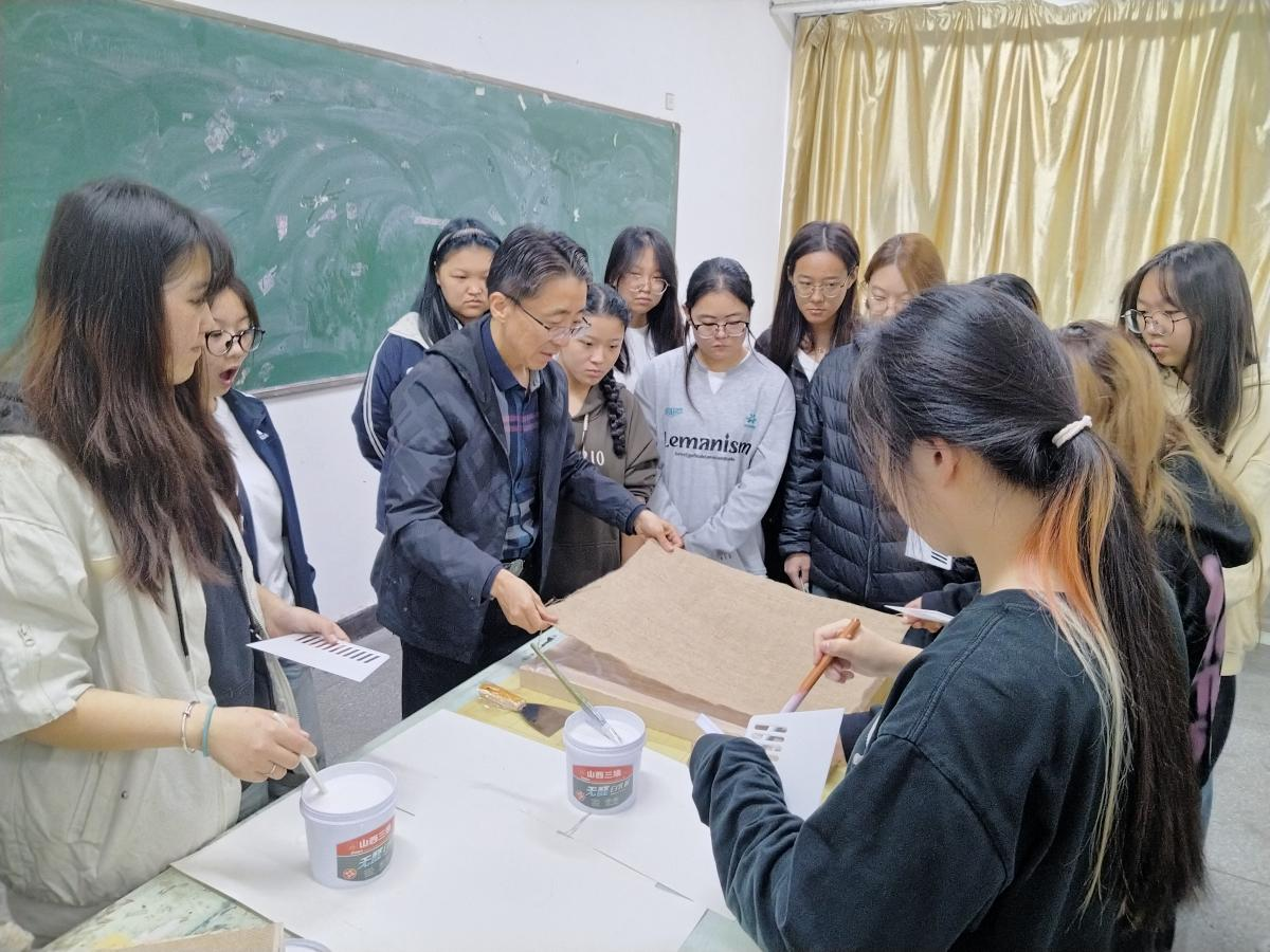 教师演示壁画制作——贴麻布 配图2