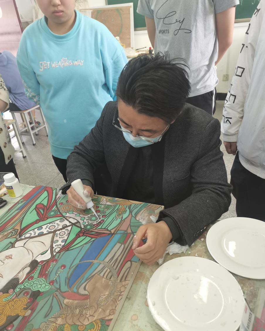 教师为学生演示沥粉技艺 配图4