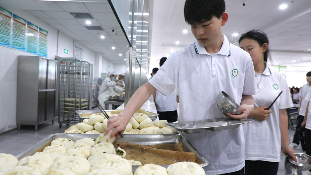 食堂持续深化“光盘行动”,严格落实按需取餐制度,积极引导师生珍惜粮食、杜绝餐饮浪费,让厉行节约成为校园用餐新风尚。 配图6