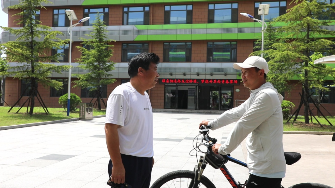 教师主动践行绿色出行理念,以低碳通勤方式以身作则、率先垂范,用实际行动传递环保节约理念。 配图8
