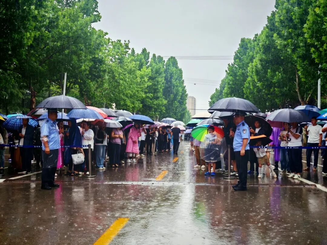暴雨中藏蓝的坚守,细微之处尽显温情。 配图5
