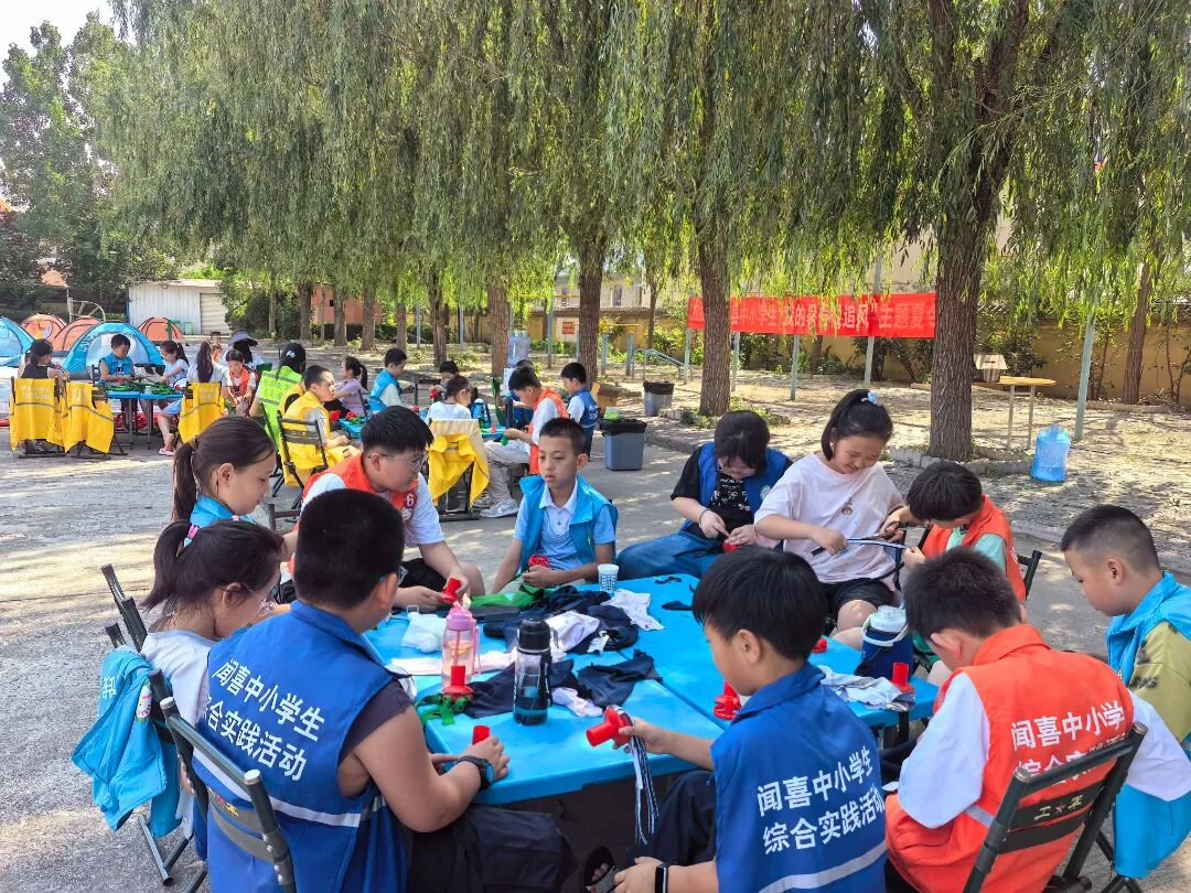 活动现场设置多元实践课堂,孩子们分组体验各类特色项目。生活实践区内,同学们有序参与早餐制作,摆放食材、分工协作,亲手完成一日餐食,在烟火气中锻炼生活自理能力,掌握基础生活技能。 配图4