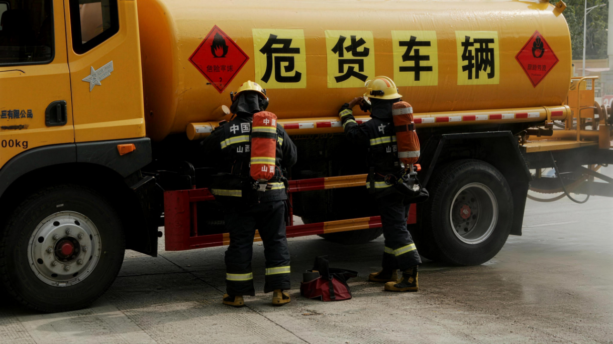 消防人员精准堵漏 配图12
