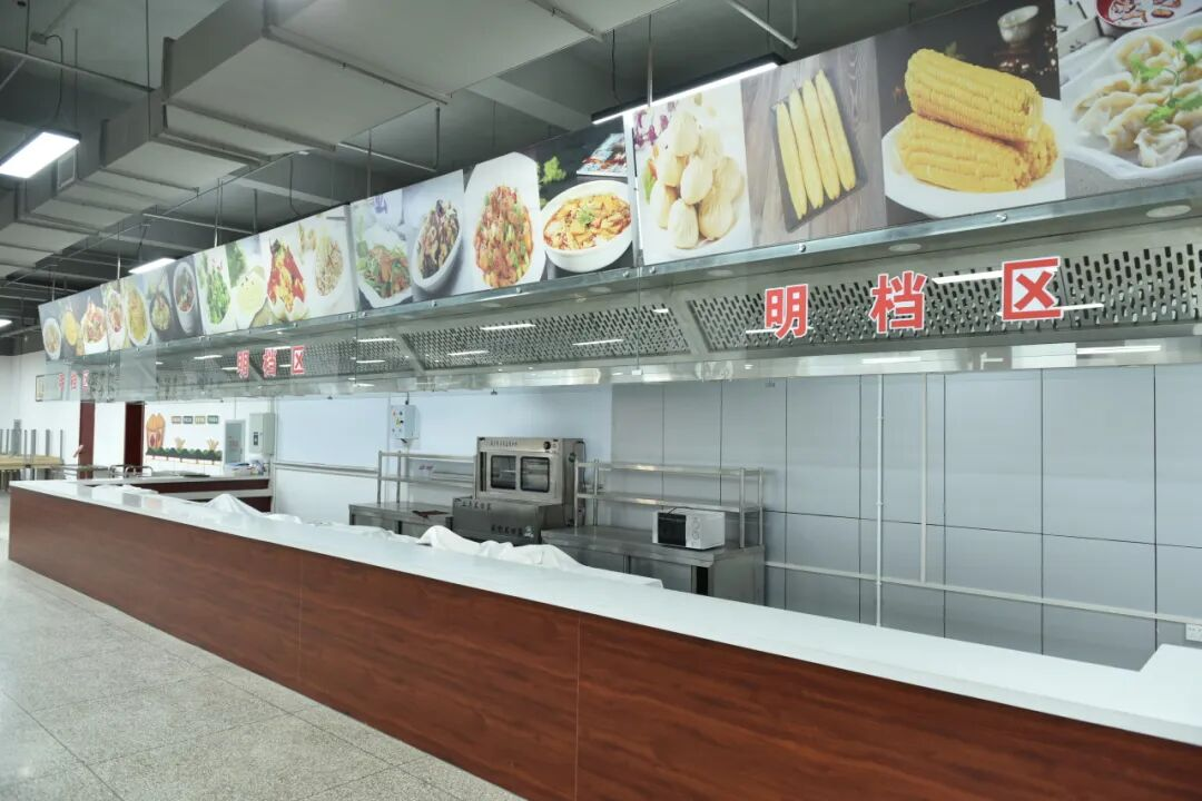 后勤服务贴心暖心,定制安全营养、品类丰富的专属餐食,保障学员饮食健康可口。 配图3