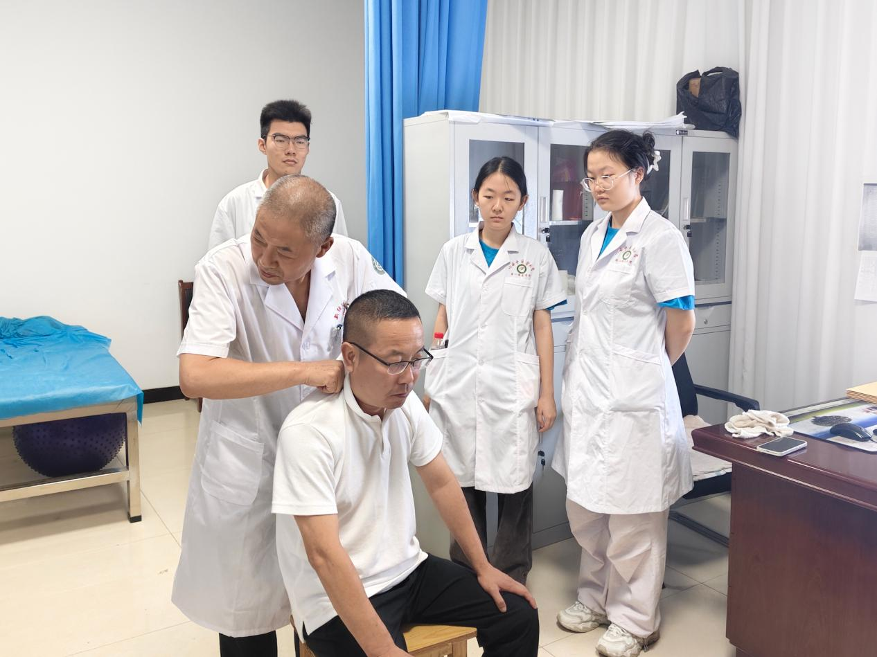 实践队员跟诊学习 配图3