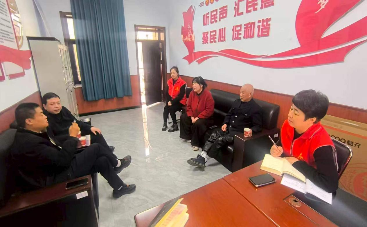 调解小区用水矛盾现场 配图5