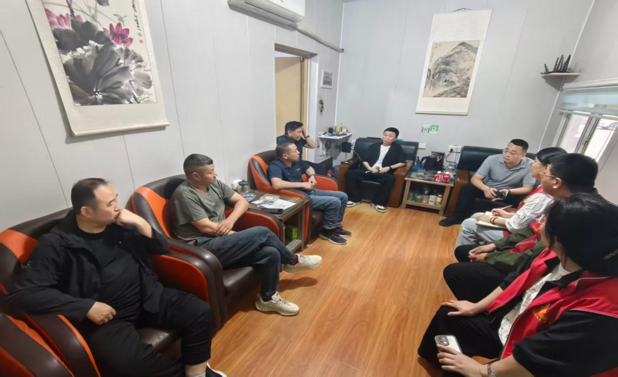 社区三方现场商讨道路修缮 配图3
